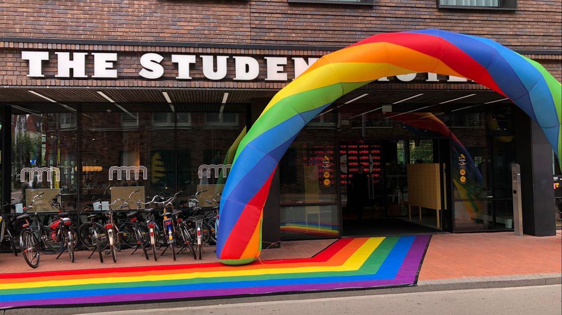 De regenboog loper voor The Student Hotel