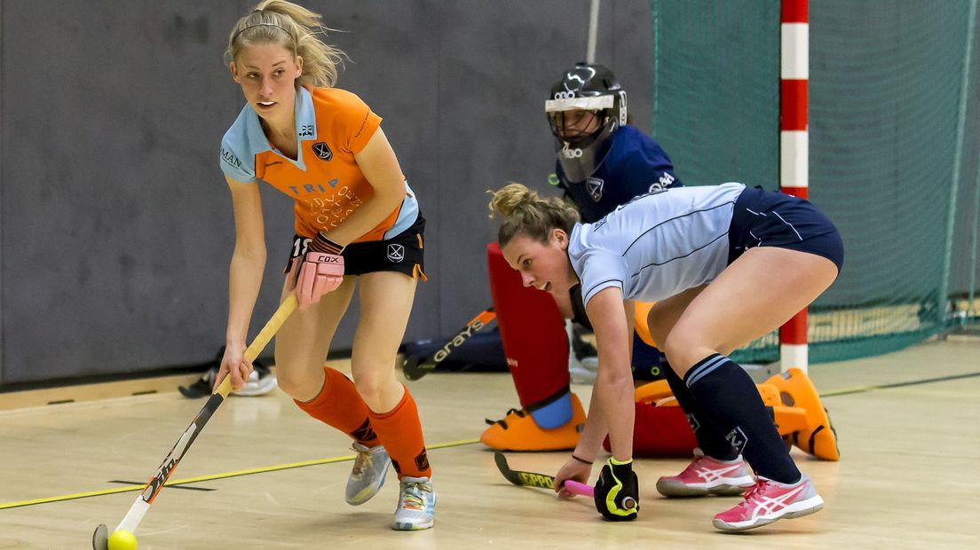 GHHC-speelster Fieke Hoff probeert uit te verdedigen tegen Laren
