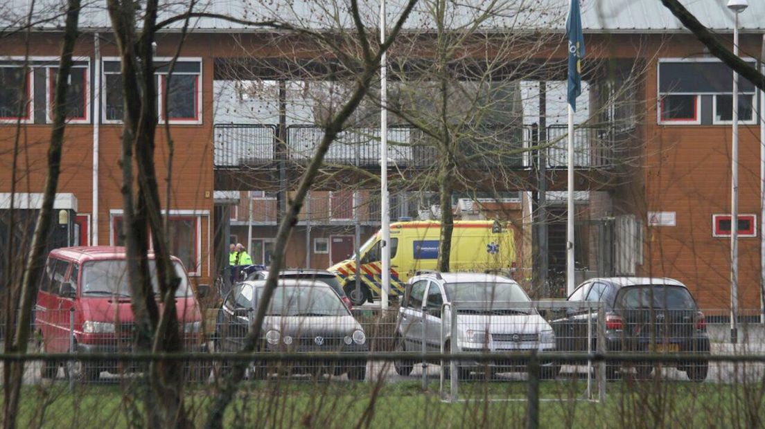 Ambulance bij azc in Almelo