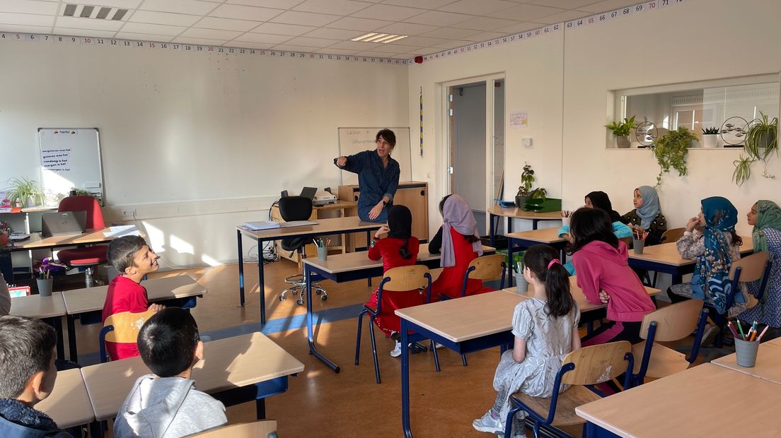 Kinderen in hun nieuwe klaslokaal