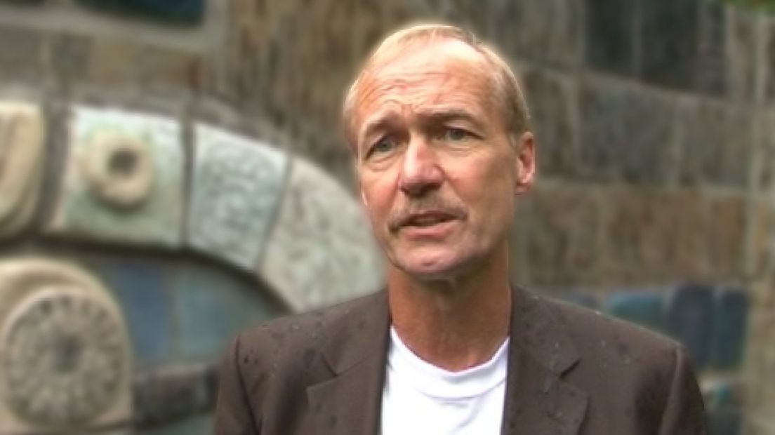 Het Gerechtshof in Arnhem heeft het Arnhemse ex-raadslid en voormalig wethouder Martin van Meurs veroordeeld tot tien maanden celstraf voor het bezit van kinderporno.Van Meurs werd al een keer eerder opgepakt en veroordeeld tot anderhalf jaar cel (waarvan zes maanden voorwaardelijk) voor het bezit van kinderporno.