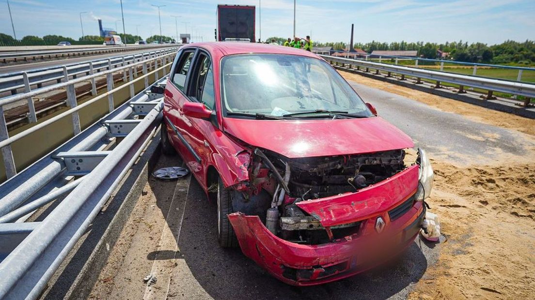 De schade na het ongeluk op de A12.
