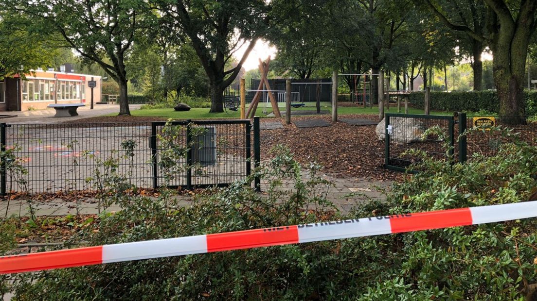 Het afgezette schoolplein, de dag na het steekincident