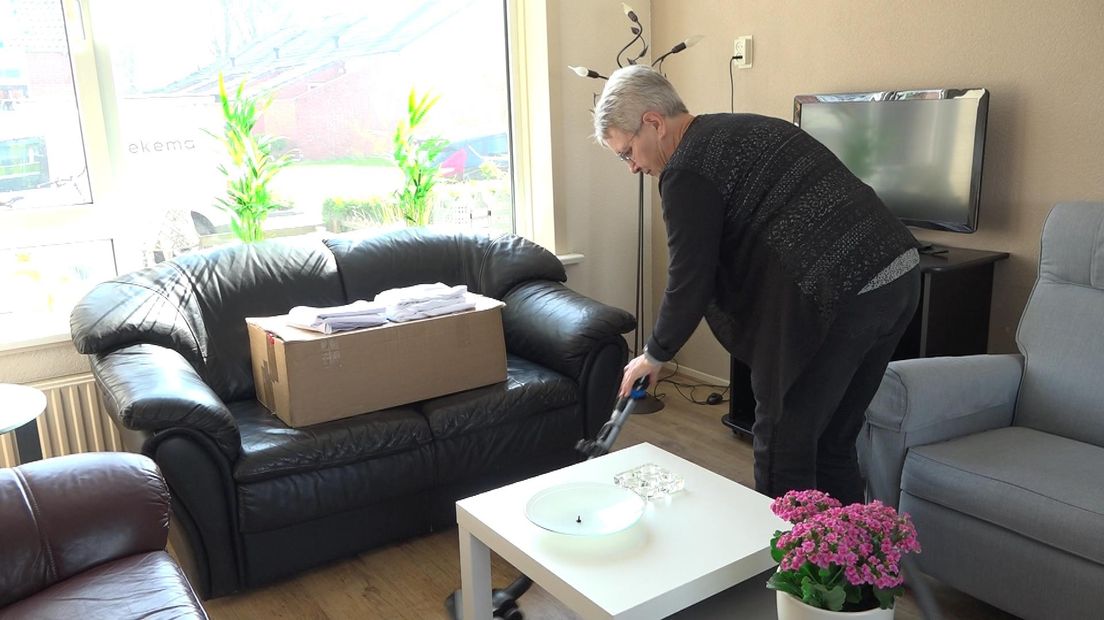 Vrijwilliger Hieltje van Dijk maakt een van de woningen schoon