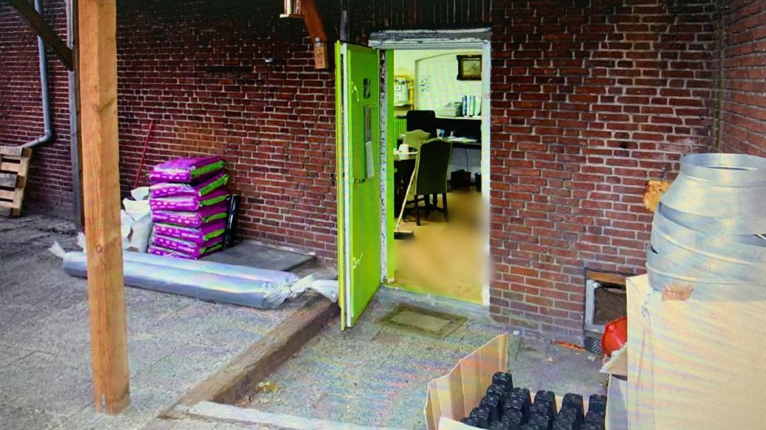 De achteringang van de growshop