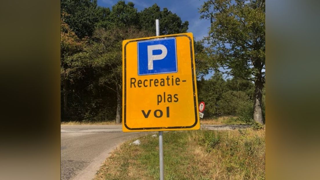 De boswachters plaatsten een 'vol'-bord bij de parkeerplaats (Rechten: Martijn Harms)