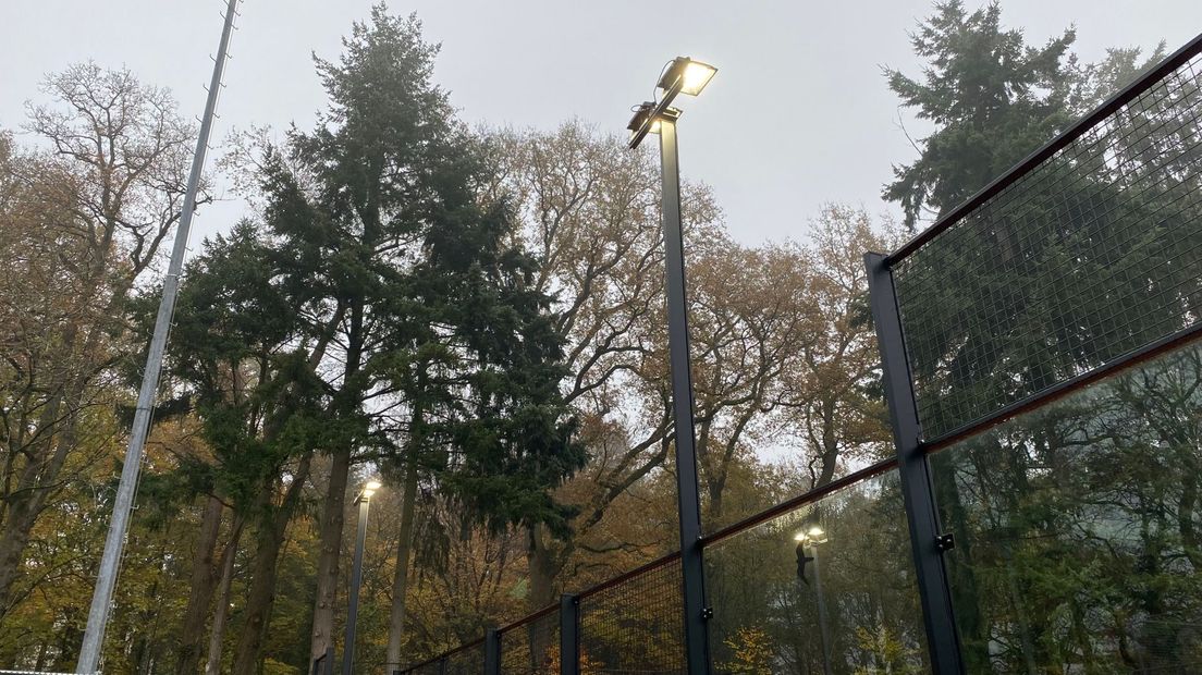 De nieuwe LED verlichting bij de padelbanen van de Hertenkamp