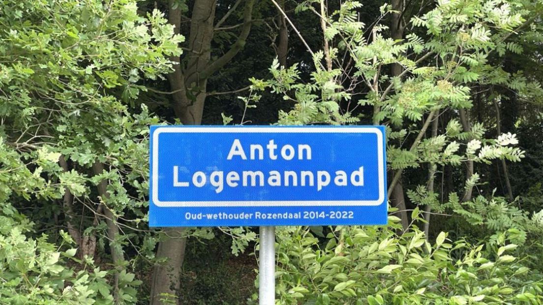 Het nieuwe straatnaambord in Rozendaal.