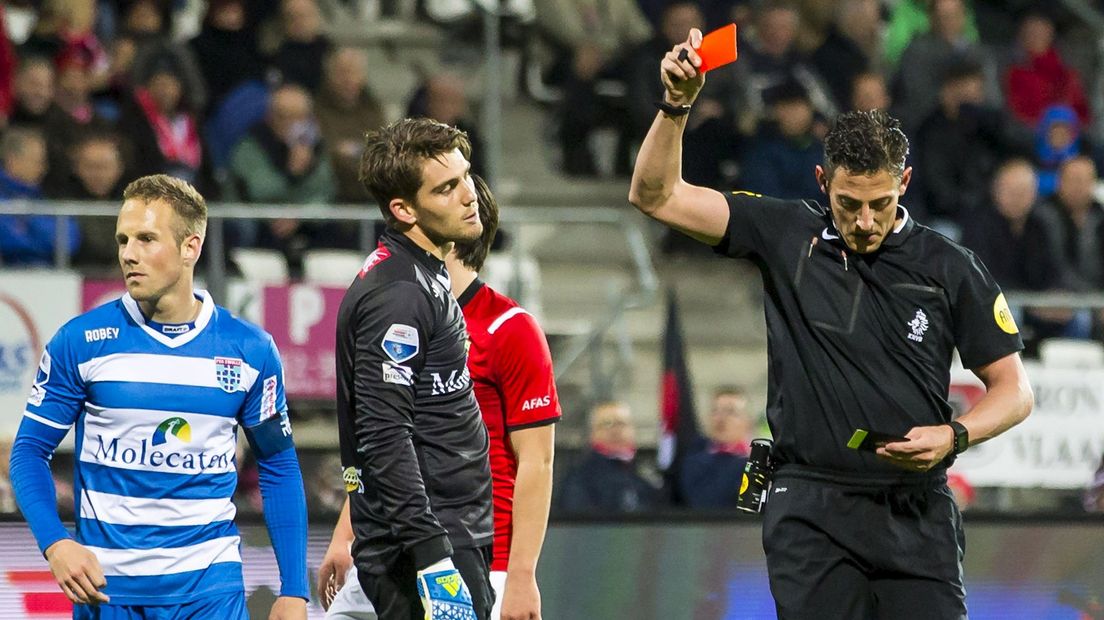 Mickey van der Hart ziet rood in het duel met AZ