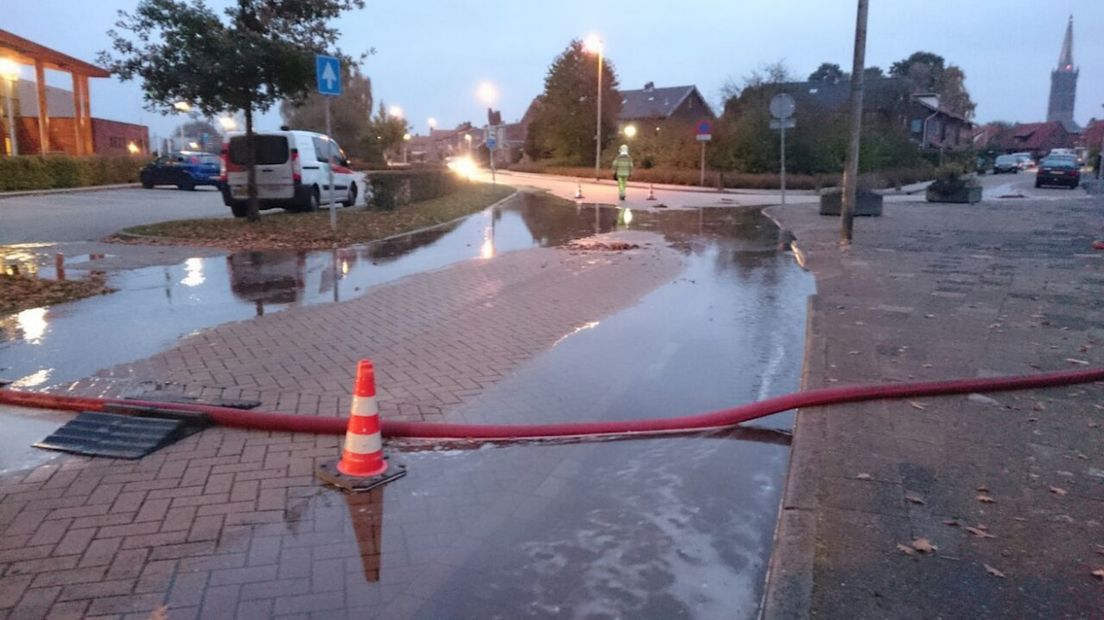 Bluswater veroorzaakt wateroverlast in de straat