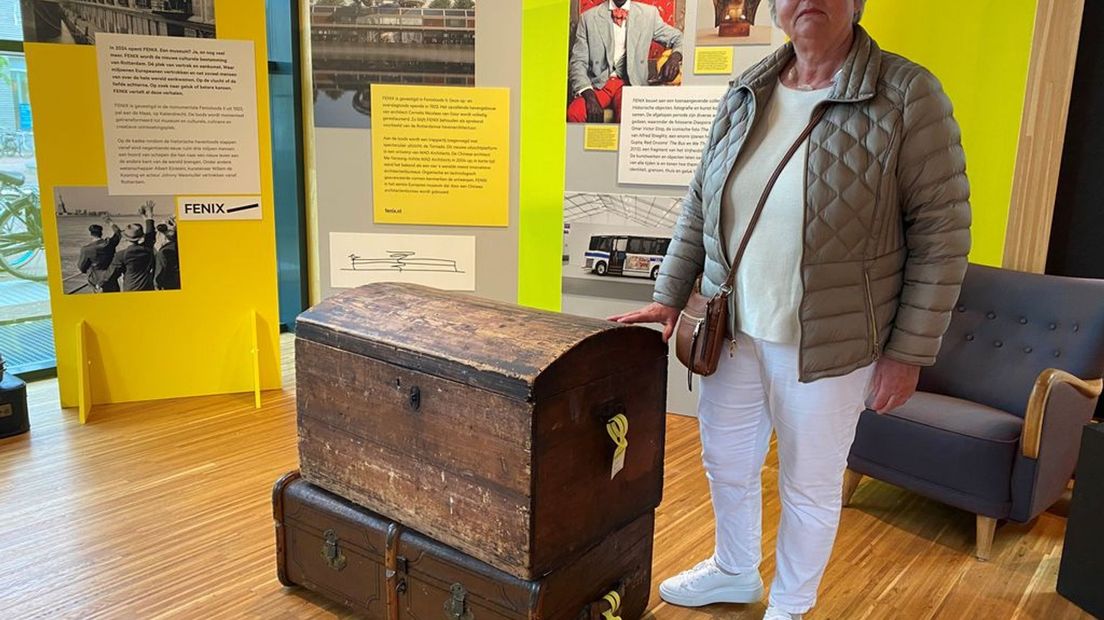 Stinellie Anastasyadis-Bak met de koffers van haar opa.