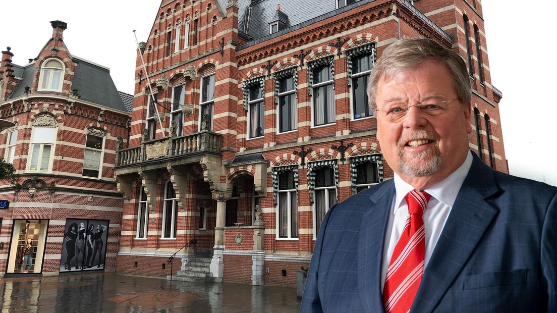 Ger Klein voor het gemeentehuis