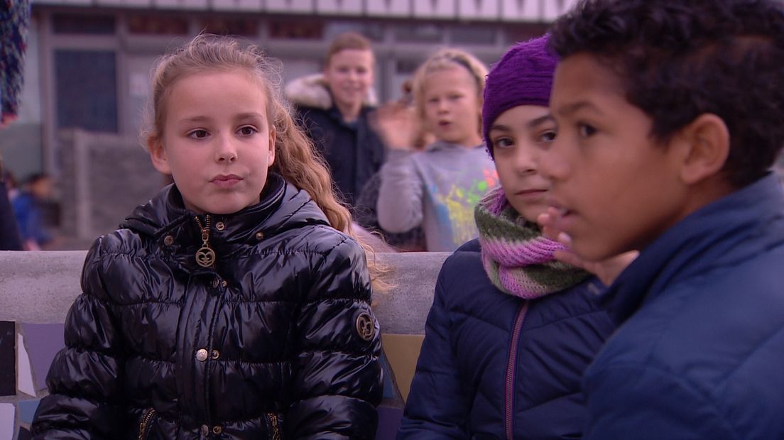 Kinderen helpen bewoners De Combinatie met hun boodschappen