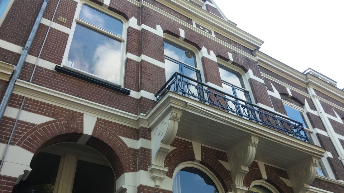 De regels voor kamerverhuur in Nijmegen worden aangescherpt. Wethouder Bert Velthuis (SP) doet dat voornamelijk om te voorkomen dat sociale huurwoningen worden 'opgeofferd aan verkamering' en om de overlast van met name studentenhuizen tot een minimum te beperken.