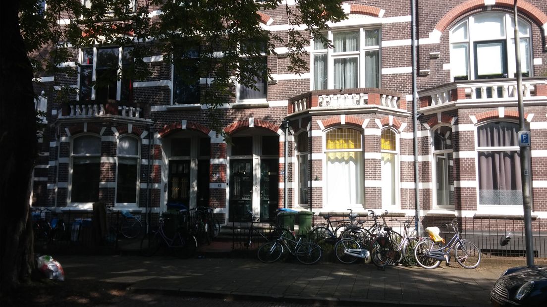 De regels voor kamerverhuur in Nijmegen worden aangescherpt. Wethouder Bert Velthuis (SP) doet dat voornamelijk om te voorkomen dat sociale huurwoningen worden 'opgeofferd aan verkamering' en om de overlast van met name studentenhuizen tot een minimum te beperken.