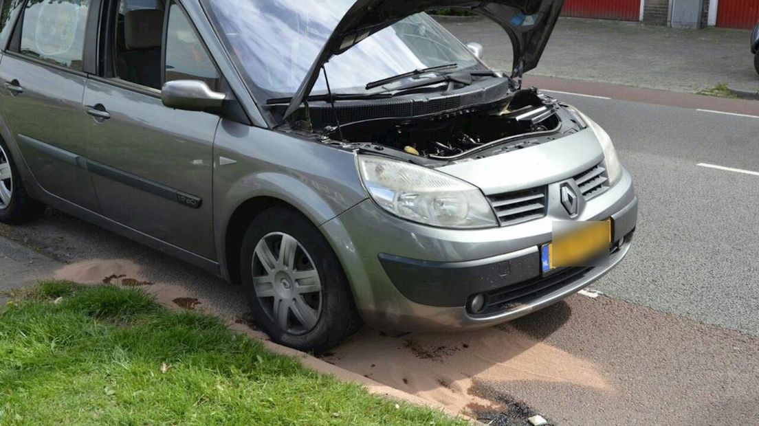 Brand onder motorkap auto Enschede