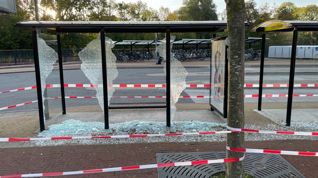 Gebroken ruiten op het busstation in Winsum
