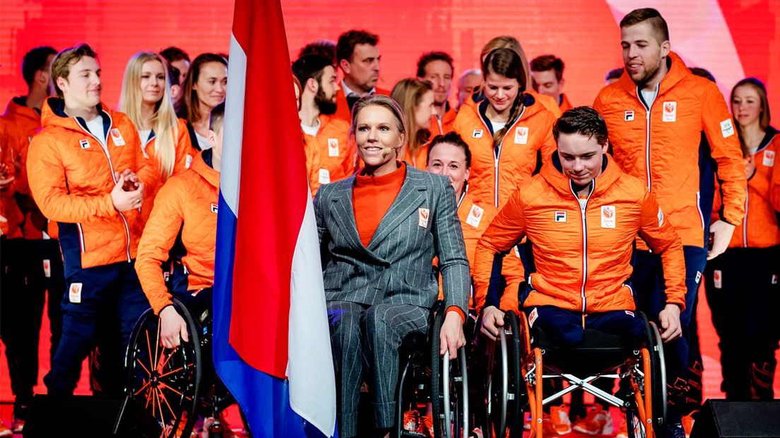 De paralympische ploeg, met vooraan chef de mission Esther Vergeer en Jeroen Kampschreur. 