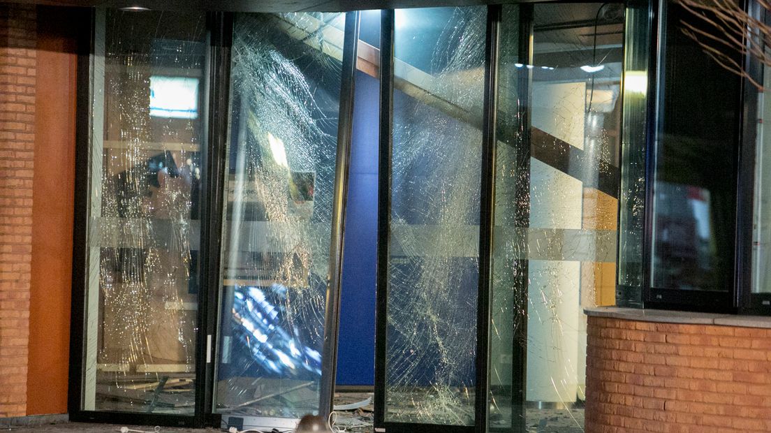 Bij een plofkraak woensdagnacht bij een Rabobank-filiaal in Didam is de gevel ontzet geraakt. Zo'n 20 bewoners van een tiental woningen boven en rond de bank moesten hun huis uit. Er werden explosieven gevonden, die gebruikt waren bij de kraak.