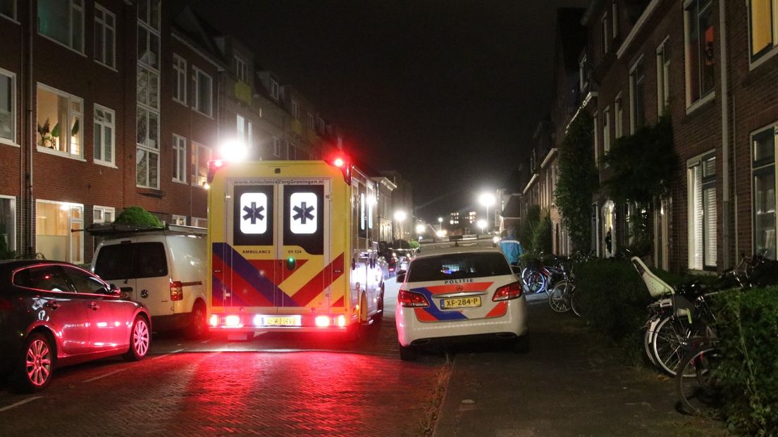 De hulpdiensten in de Helper Kerkstraat na de mishandeling
