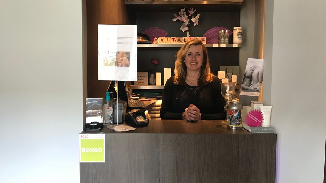 Renate van Dop bij de balie van haar beautysalon