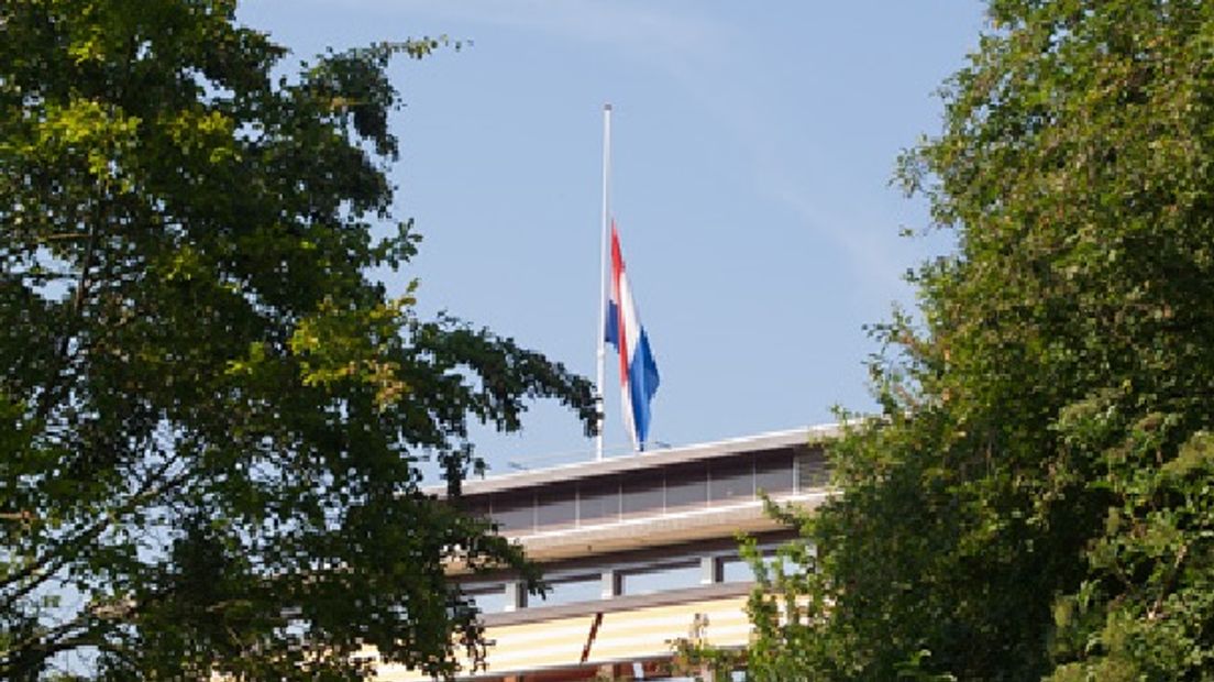 Vlag halfstok bij het provinciehuis in Assen