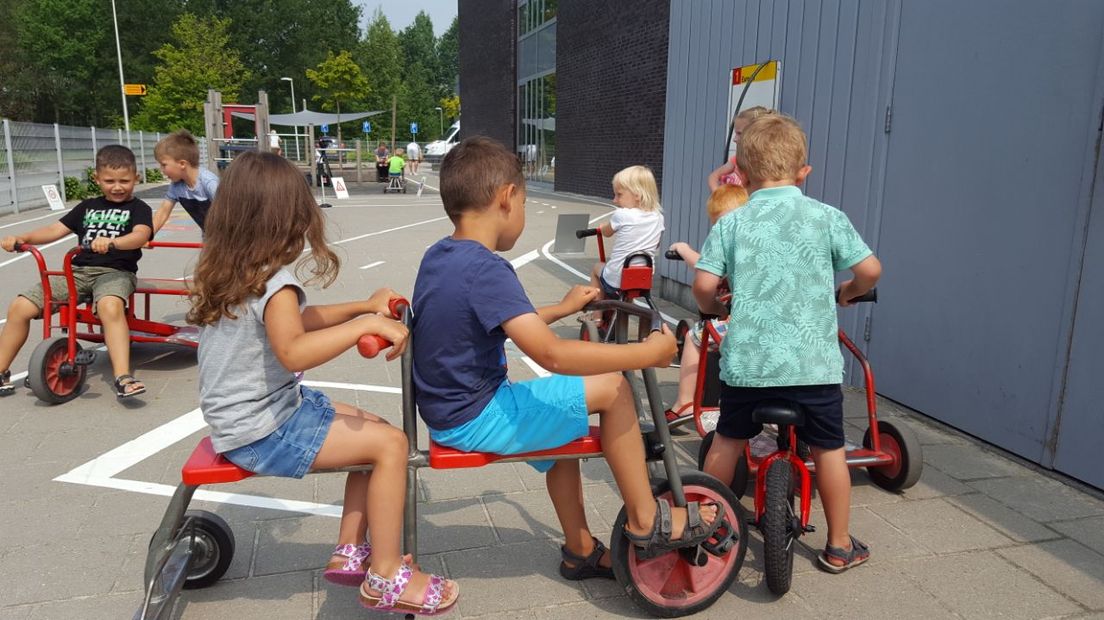De leerlingen maken goed gebruik van het nieuwe verkeersplein (Rechten: RTV Drenthe/Dylan de Lange)