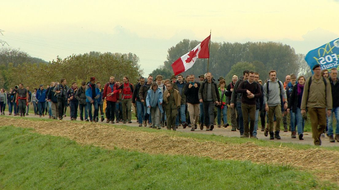 Wandelen n Stilstaan Tijdens De Canadese Bevrijdingsmars Omroep Zeeland