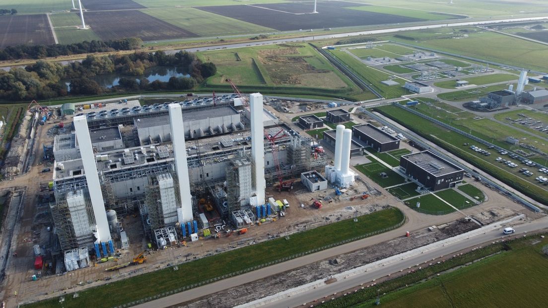 De stikstoffabriek in aanbouw