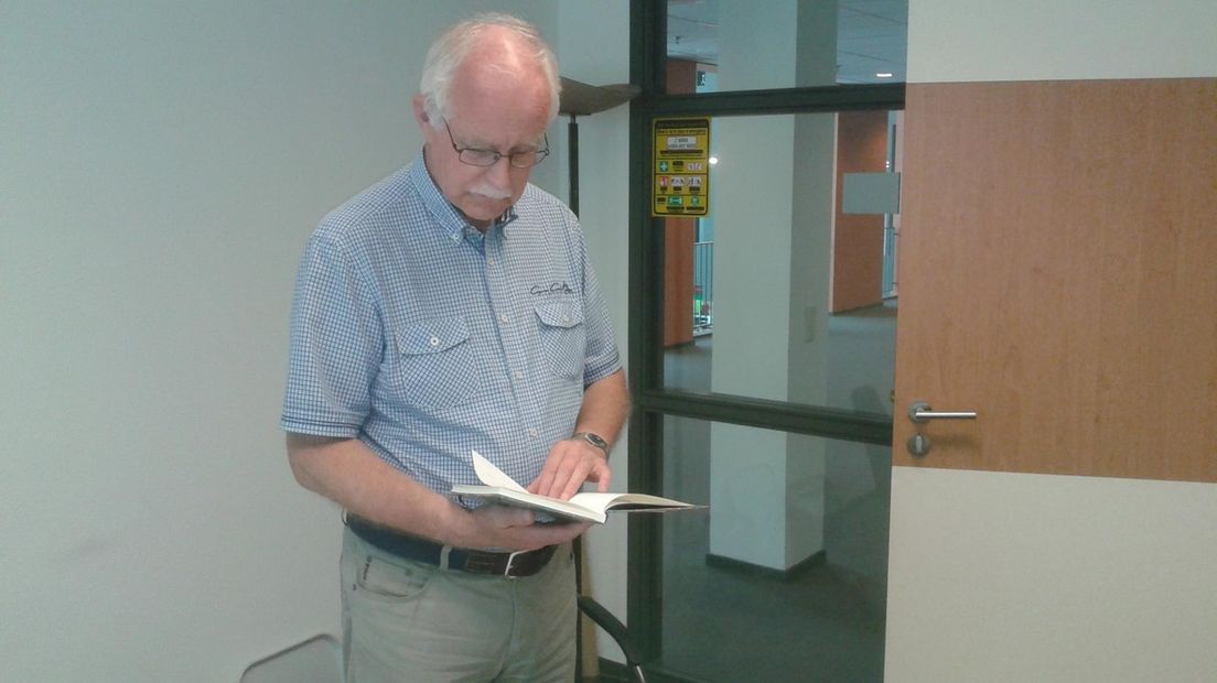 Rob Admiraal bladert door het condoleanceregister