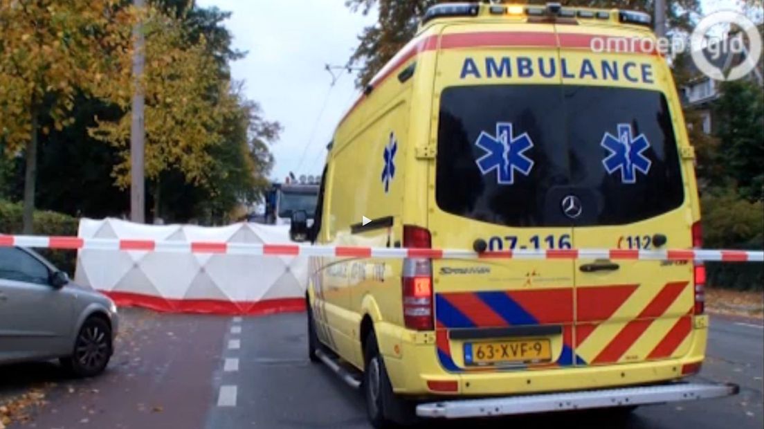 Op de Velperweg in Arnhem is vrijdagmiddag een fietser overleden nadat hij onder een vrachtwagen was terechtgekomen.Het ongeluk gebeurde rond 15.00 uur.