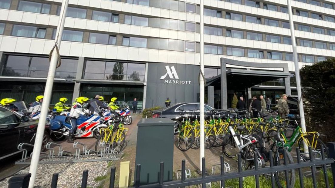 Motoren en militairen voor de ingang van het Marriott Hotel omstreeks 8.30 uur