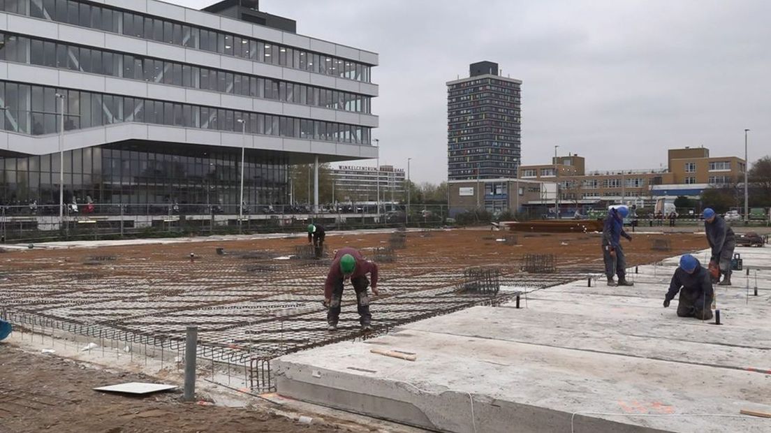 Gloednieuwe sporthal krijgt 35 jaar oude betonvloer.