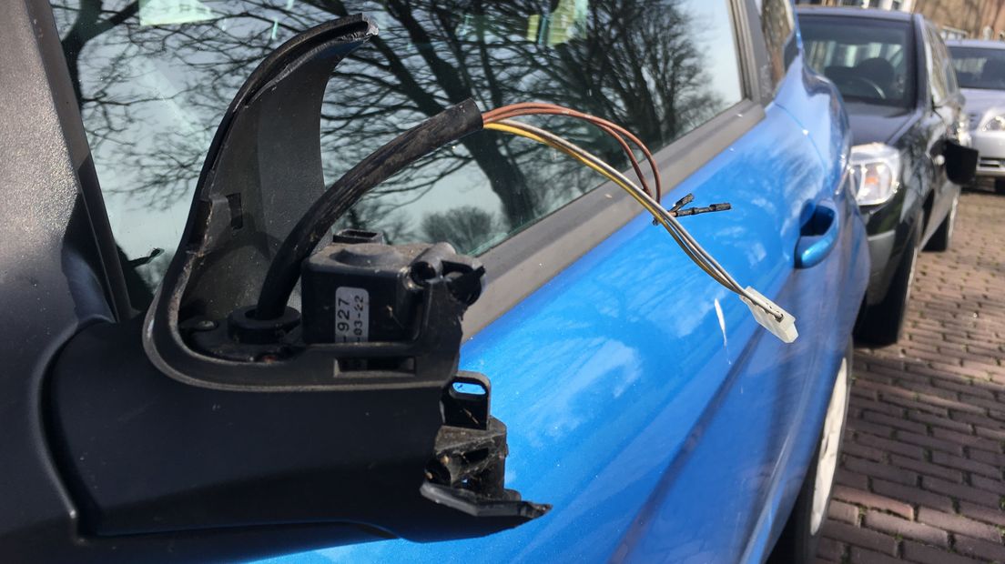 In Oost- en West-Souburg heeft een vandaal auto's vernield.
