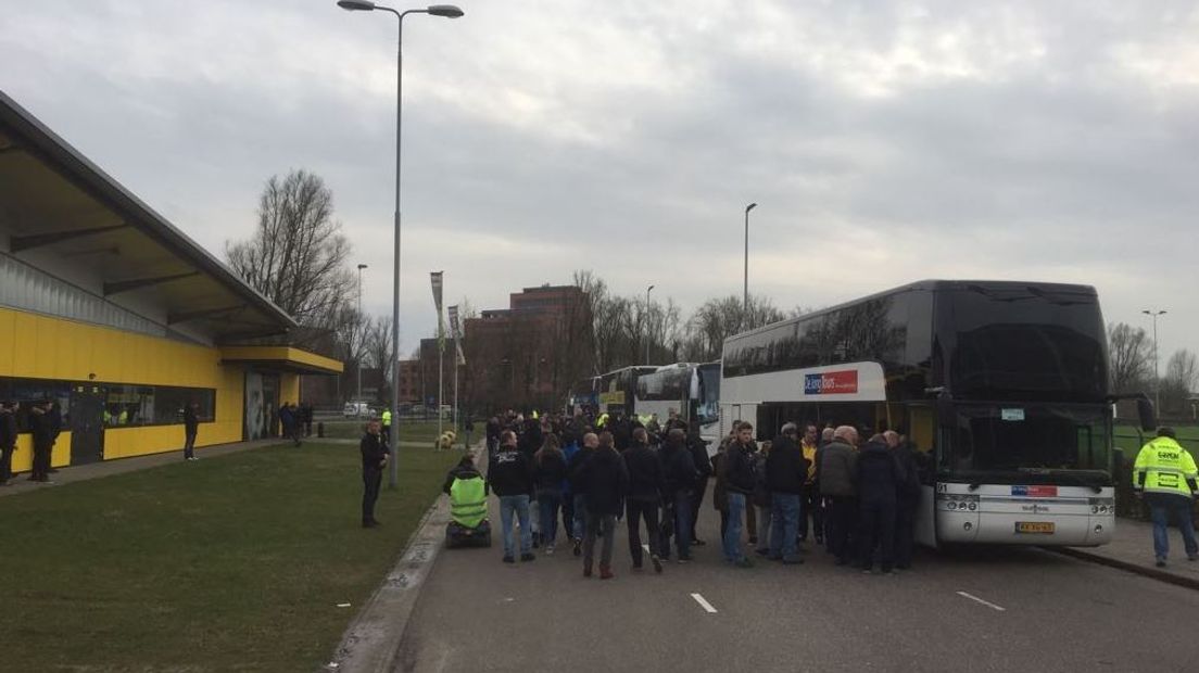 Net als de spelers zijn ook de supporters van Vitesse klaar voor de bekerkraker tegen Sparta. 650 aanhangers reizen per bus af naar Het Kasteel in Rotterdam en enkele honderden Vitessefans kijken de wedstrijd live op een groot scherm in het supportershome van de club.