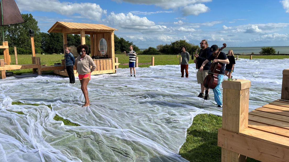 Spilers en muzikanten repetearje 'Het Verdriet van de Zuiderzee'