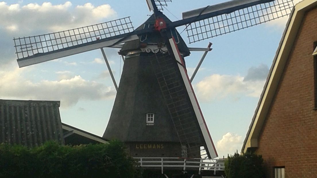 De rouwstand bij de molen in Vriezenveen: de onderste wiek staat nét iets voorbij het laagste punt