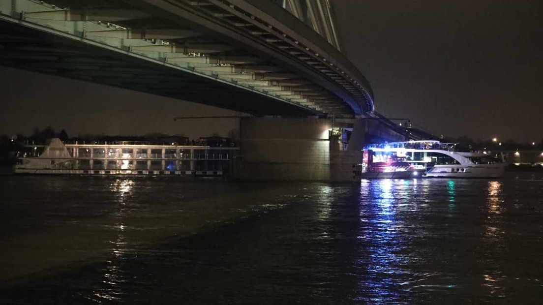 De aanvaring gebeurde onder de spoorweg