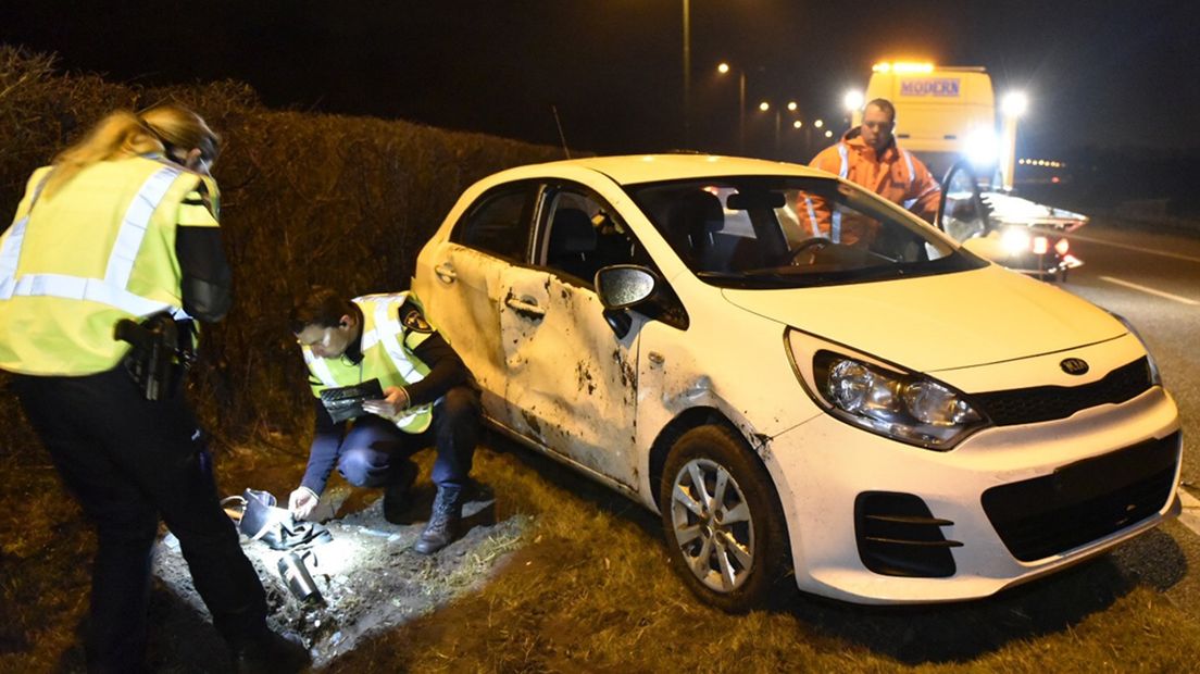 De auto kwam in de middenberm terecht.