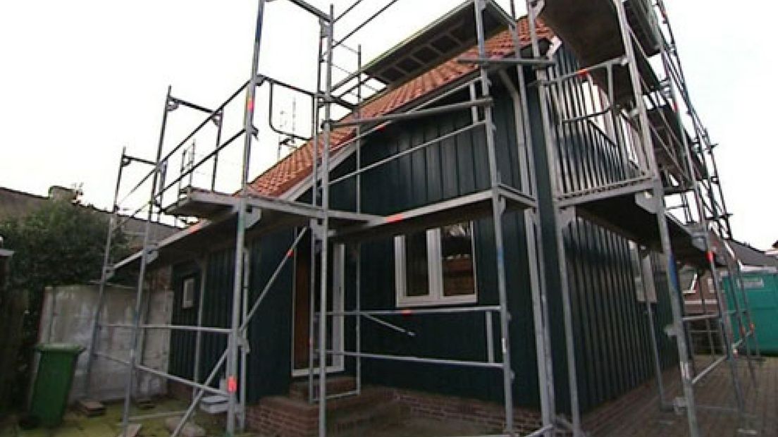 Een noodwoning die na de watersnoodramp van 1953 in Raamsdonkveer is gebouwd, is sinds dinsdag in het Nederlands Openluchtmuseum in Arnhem te zien.De houten 'watersnoodwoning' is destijds door Noorwegen aan Nederland geschonken in het kader van de internationale hulpverlening.