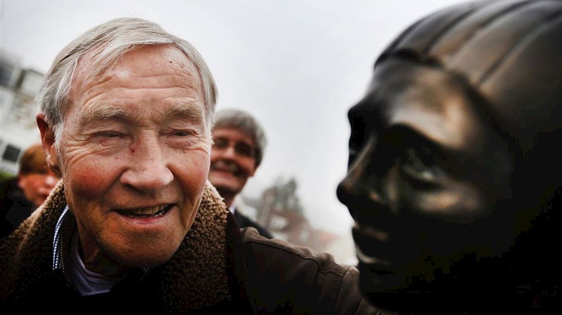 Reinier Paping in 2013 bij de onthulling van zijn monument in Ommen