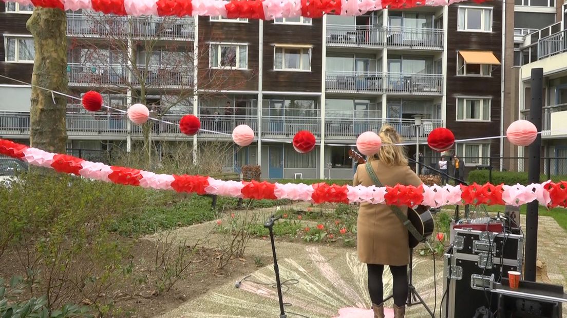 Wat kun je doen nu ouderen in verschillende woonzorglocaties geen bezoek meer mogen krijgen? Daarop bedacht de Nijmeegse Club Goud de contactloze Buitenconcerten.