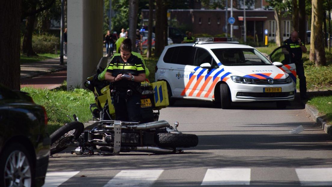 Op de Eikenlaan ging het mis tussen een motor en een auto