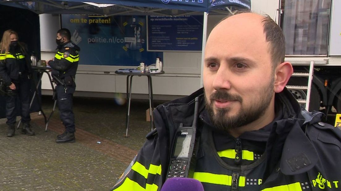Wijkagent Sahin Saygin waarschuwt in Apeldoorn voor cybercriminaliteit.