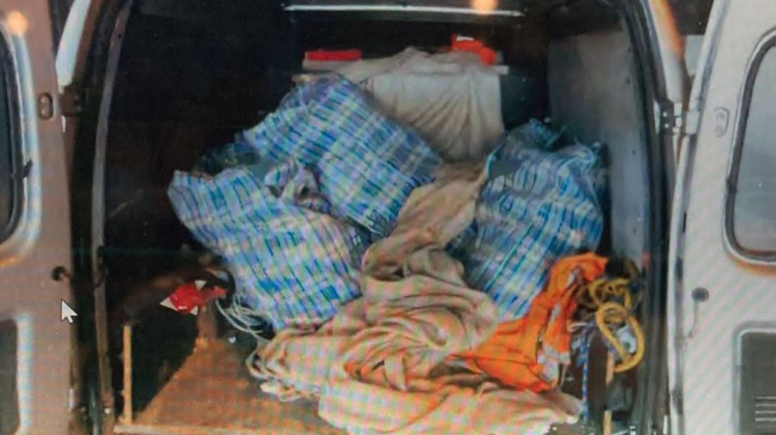 Achterin de bestelbus lagen tassen met 50 kilo wiet