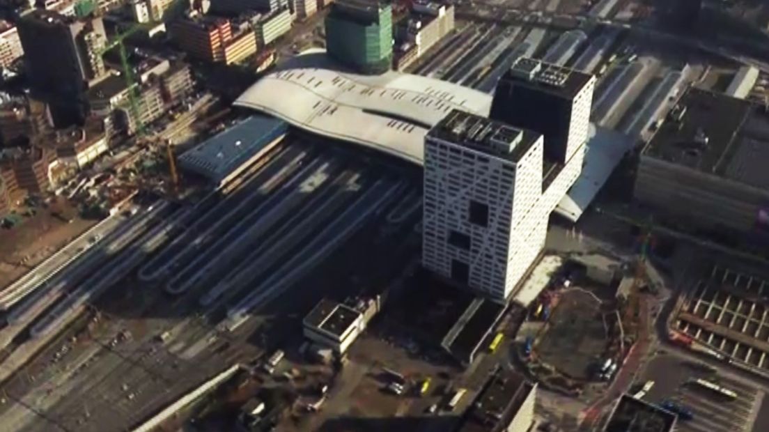 Het stationsgebied vanuit de helikopter