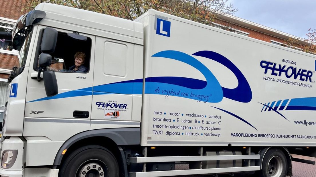 Fleur Wormgoor in de DAF waarin ze zojuist les heeft gehad