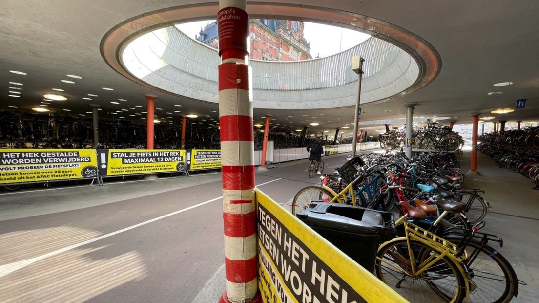 Om de palen bij de mini-rotonde in het Stadsbalkon zitten matten, om eventuele schokken te dempen