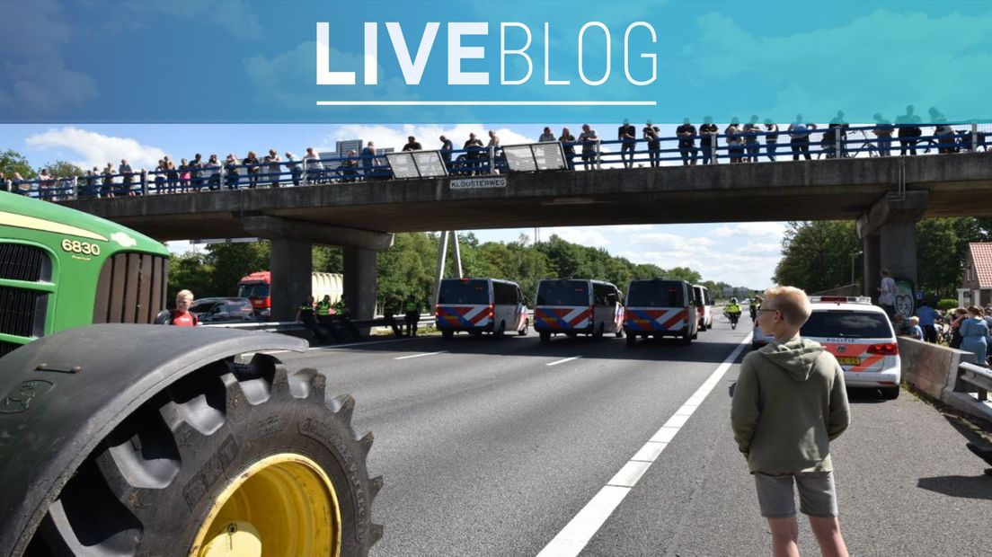 De ME heeft zich gemeld op de A28 waar boeren de snelweg blokkeren.