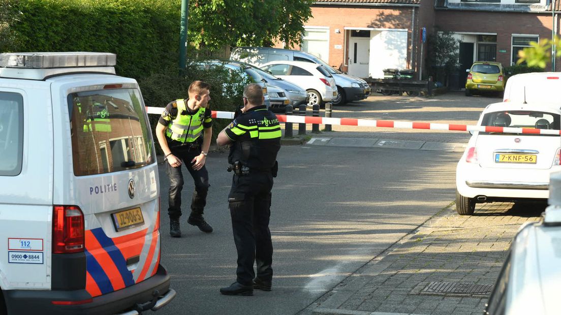 De politie doet onderzoek in Maarssen naar mogelijk explosief.